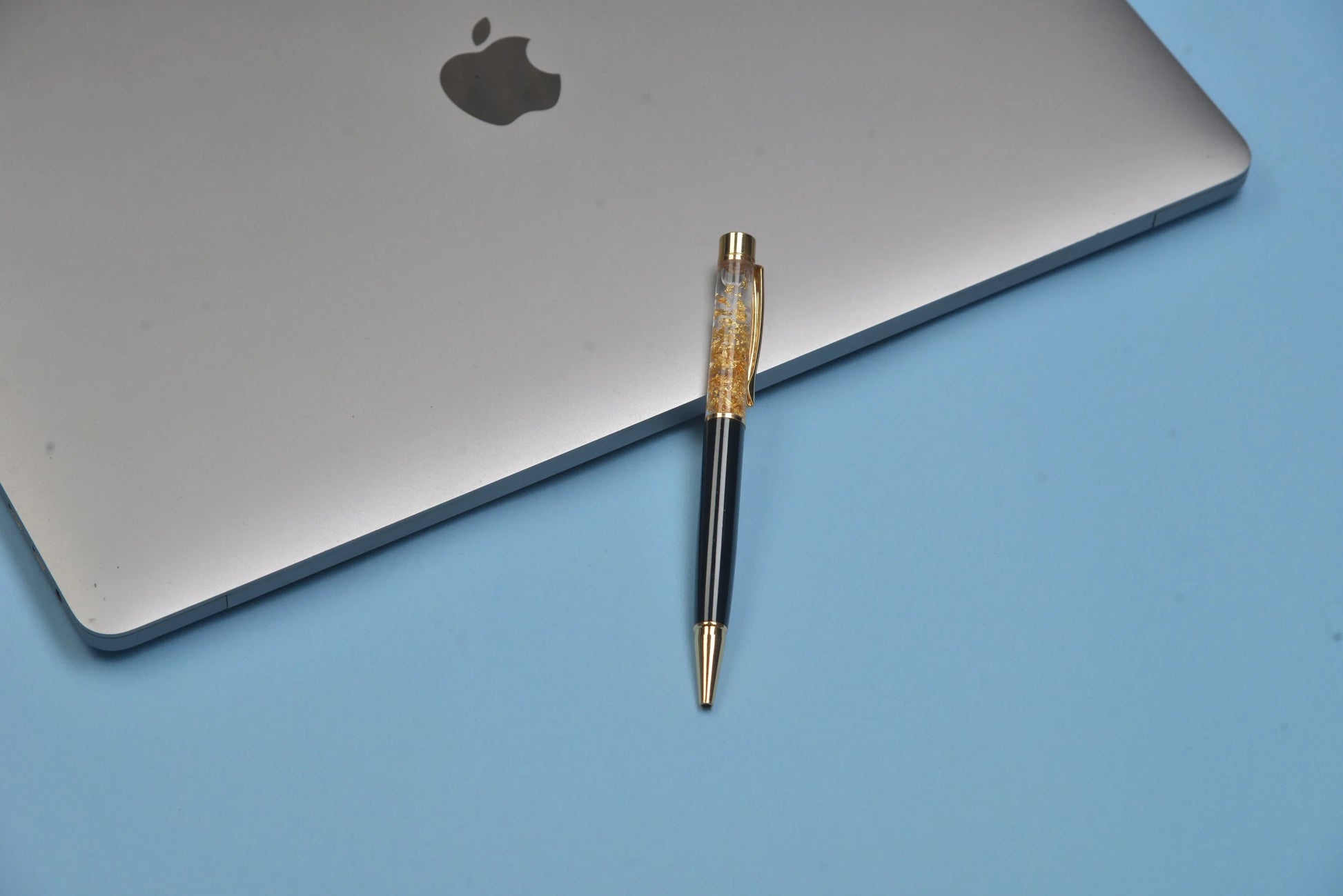 Personalized gold flake pen