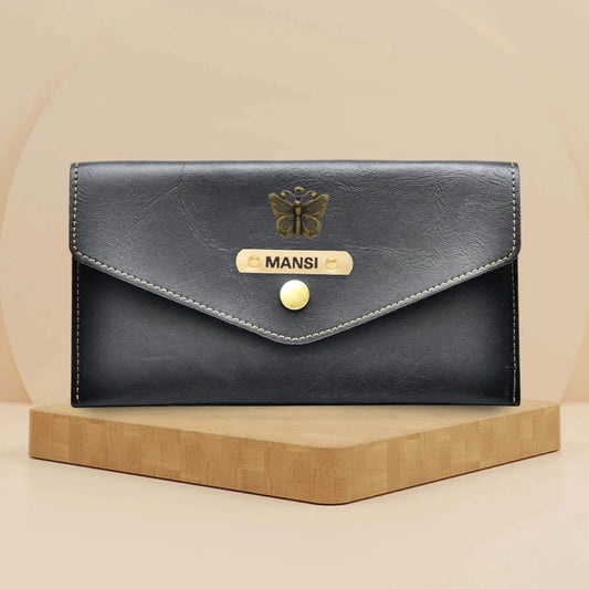 Take your style up a notch with our customized minimal clutches for women. 