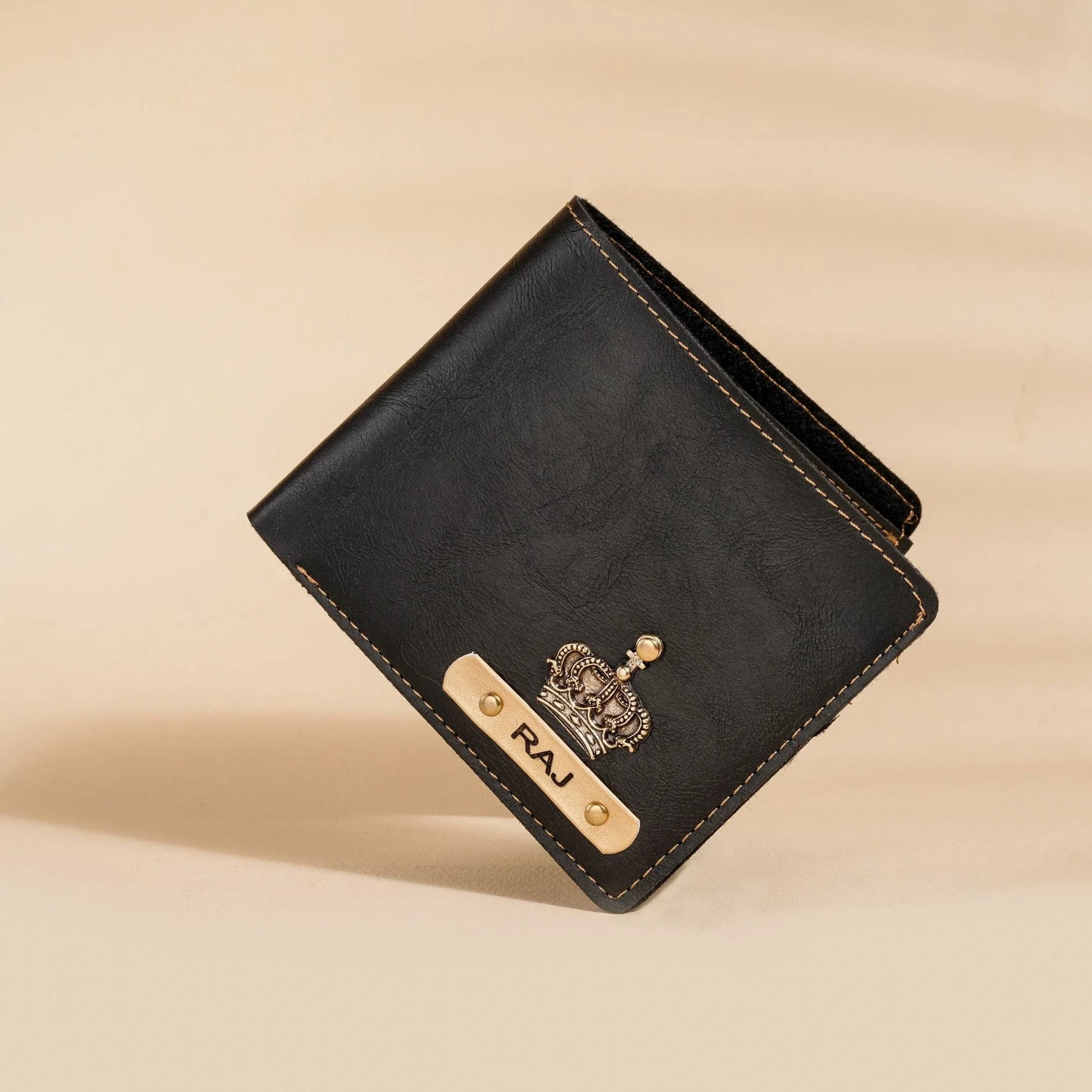Looking for a gift that combines both style and practicality? Our customized leather wallet is the perfect choice! Each wallet is made from high-quality, genuine leather and can be personalized with your choice of initials, monogram or design.