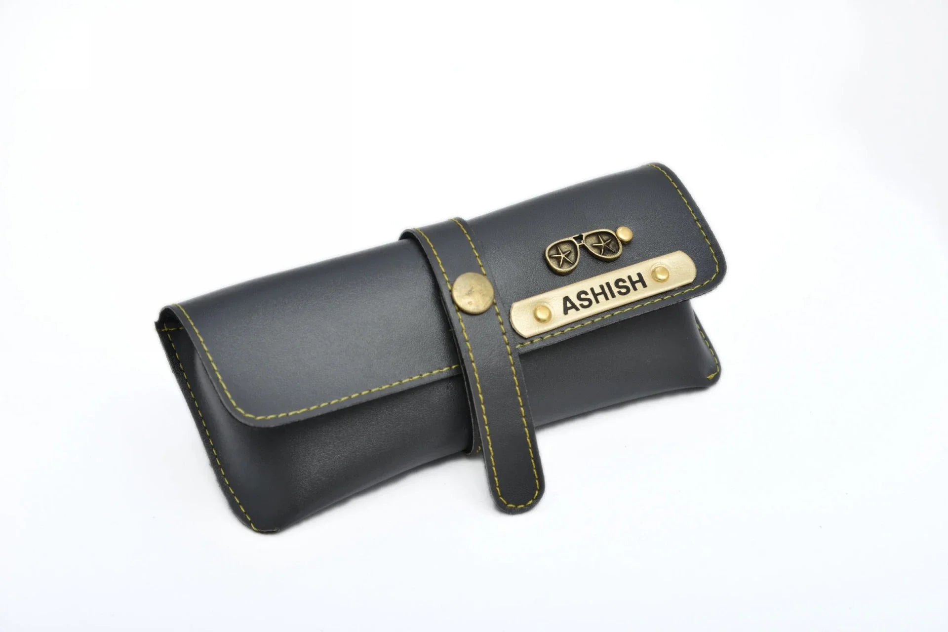 Add your name and charm to the eyewear case and flaunt its classy leather, sturdy build and flawless finish