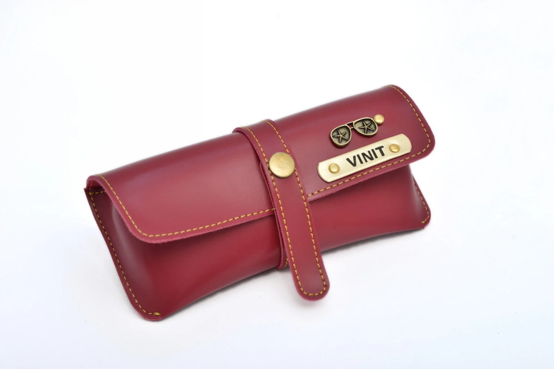 Add your name and charm to the eyewear case and flaunt its classy leather, sturdy build and flawless finish