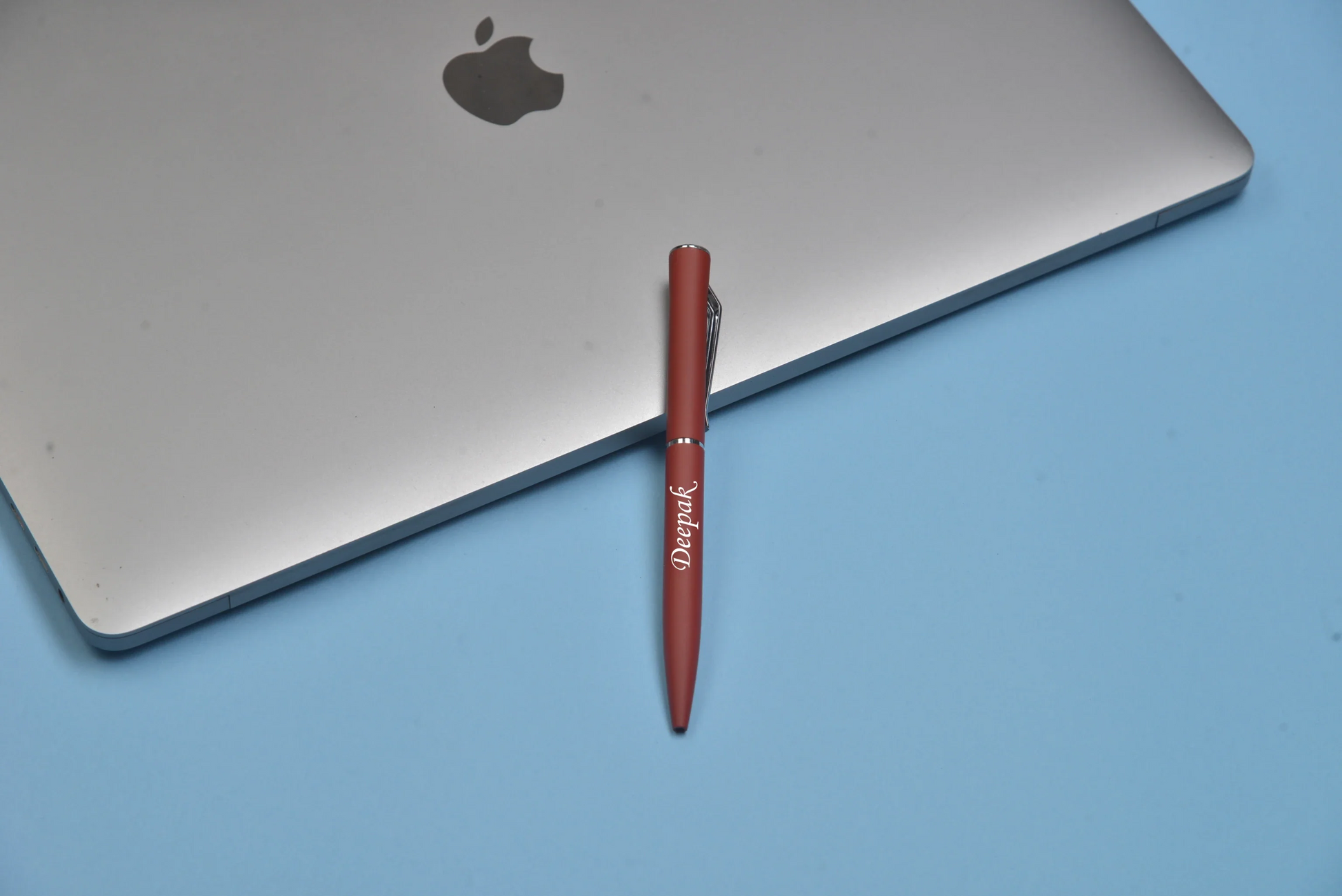 Impress your clients and colleagues with this elegant and sophisticated metal pen.