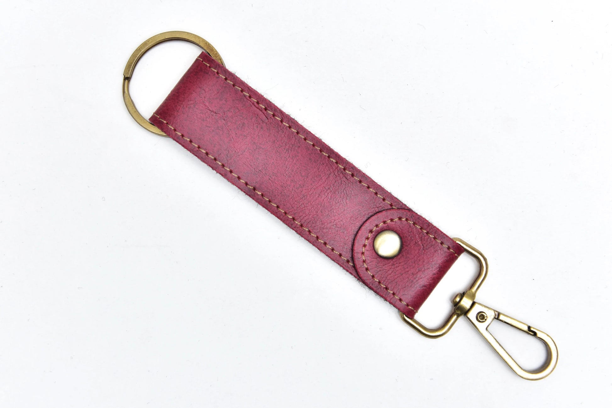 The sleek, modern design of this leather keychain adds a touch of sophistication to your everyday carry.