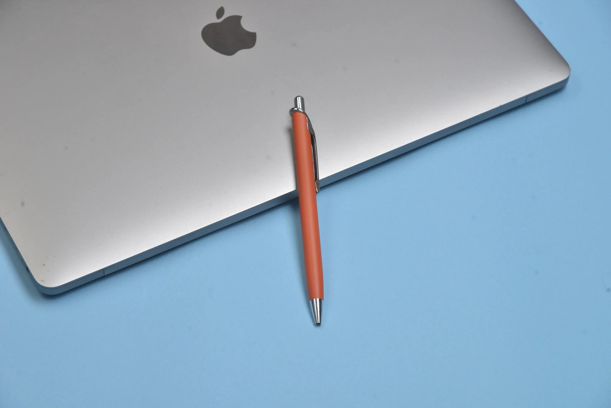 Crafted from high-quality materials, our pen is designed to last. The smooth, refillable ballpoint and comfortable grip make it a pleasure to write with, while the classic design makes it a timeless addition to your desk.