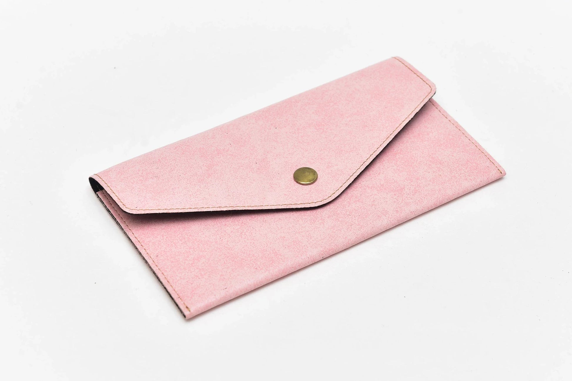 Add a touch of elegance to your everyday look with this personalized leather clutch. The perfect size for all your essentials and customized to your liking.