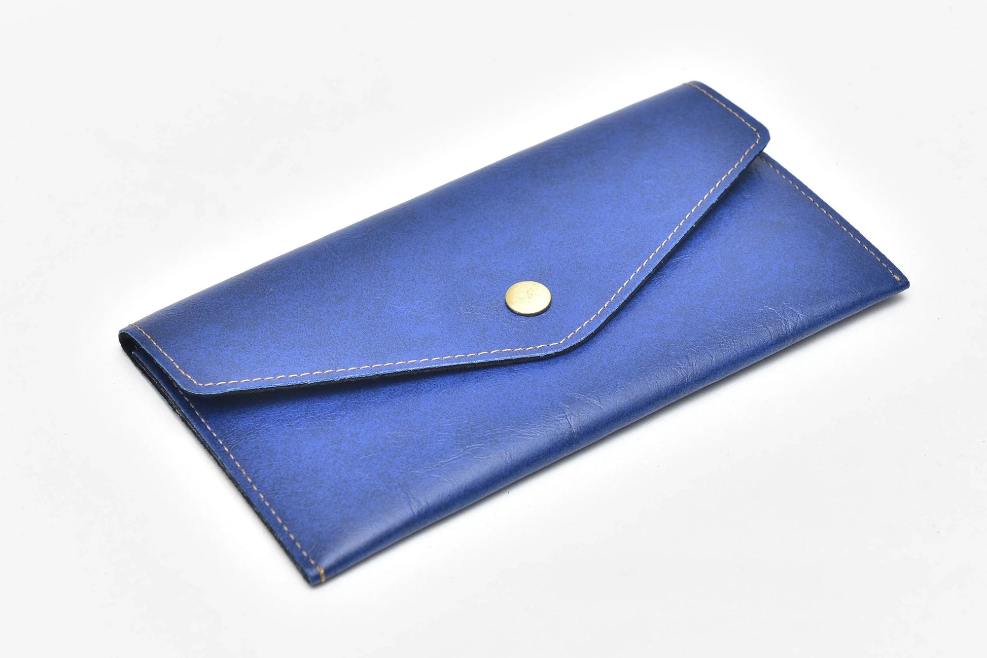 With its sleek and sophisticated design, this personalized leather clutch is a must-have for any fashion-forward woman. Personalize it with your name or initials for an extra touch of luxury.