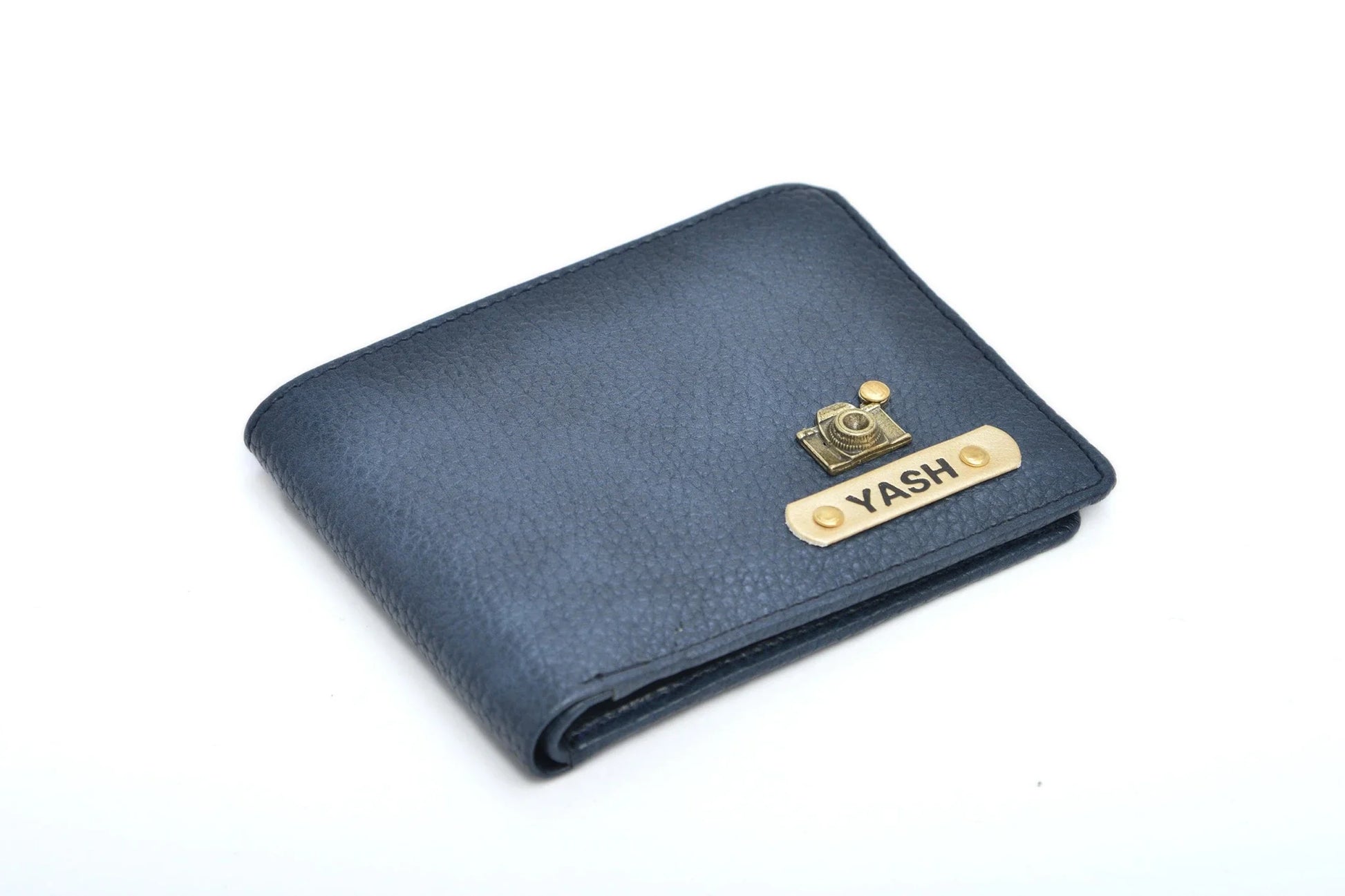 The wallet of a man tells his worth. Presenting a premium range of men's wallet that speak your status out with their alluring appearance and fine quality.