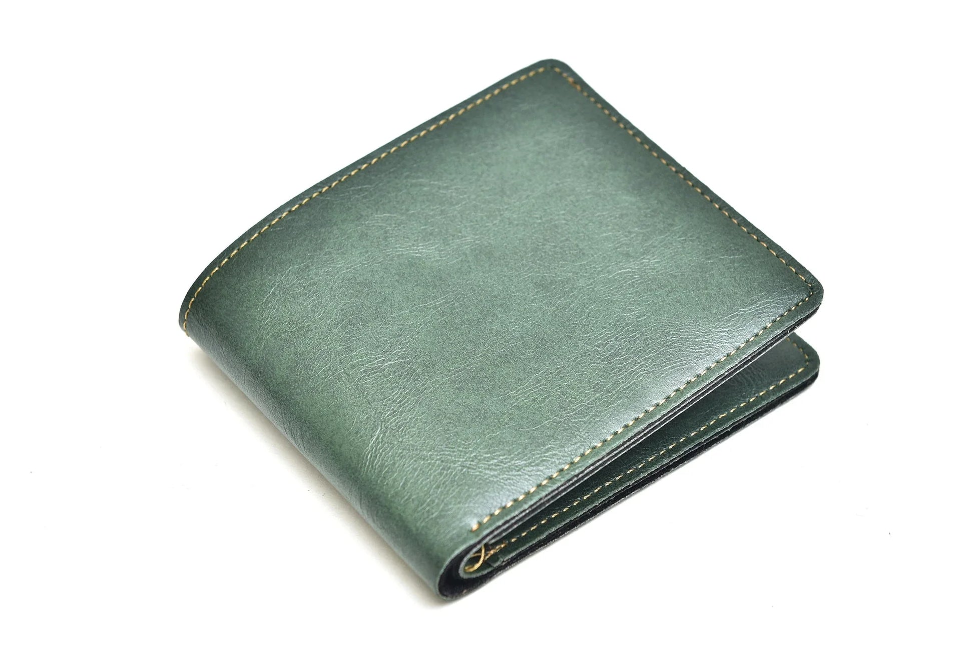 The sturdy build of this customised leather wallet ensures total protection of your belongings!