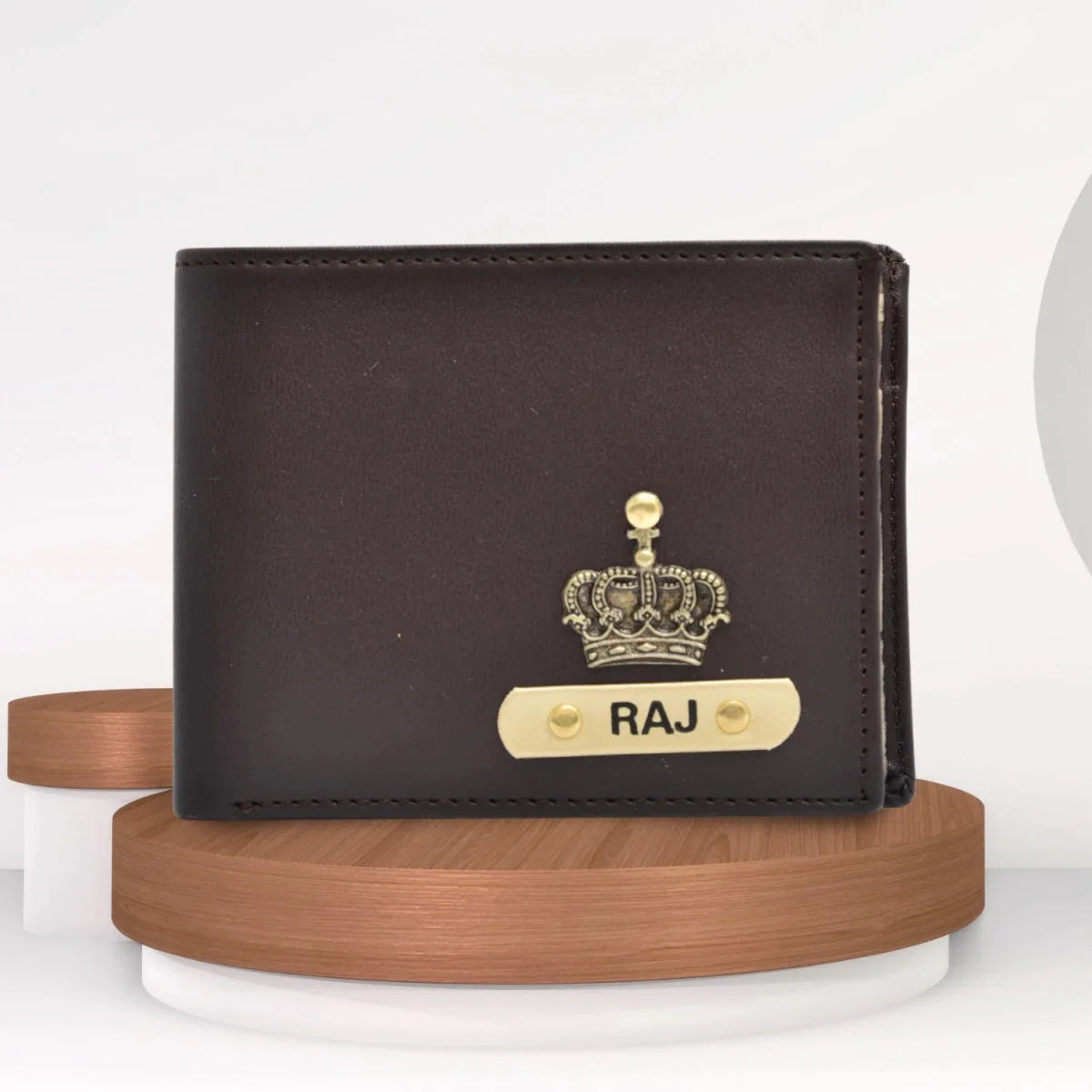 Get a touch of royalty with our personalized men's premium wallet. Enjoy quick shipping in Mumbai.