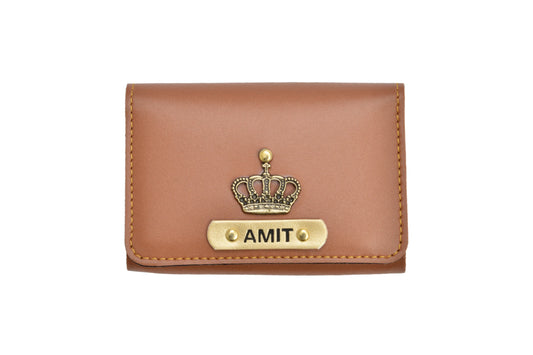Carry your business cards in style with this fashionable and compact holder.